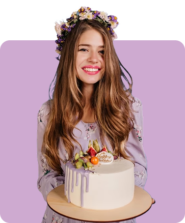 Девушка с тортом в руках